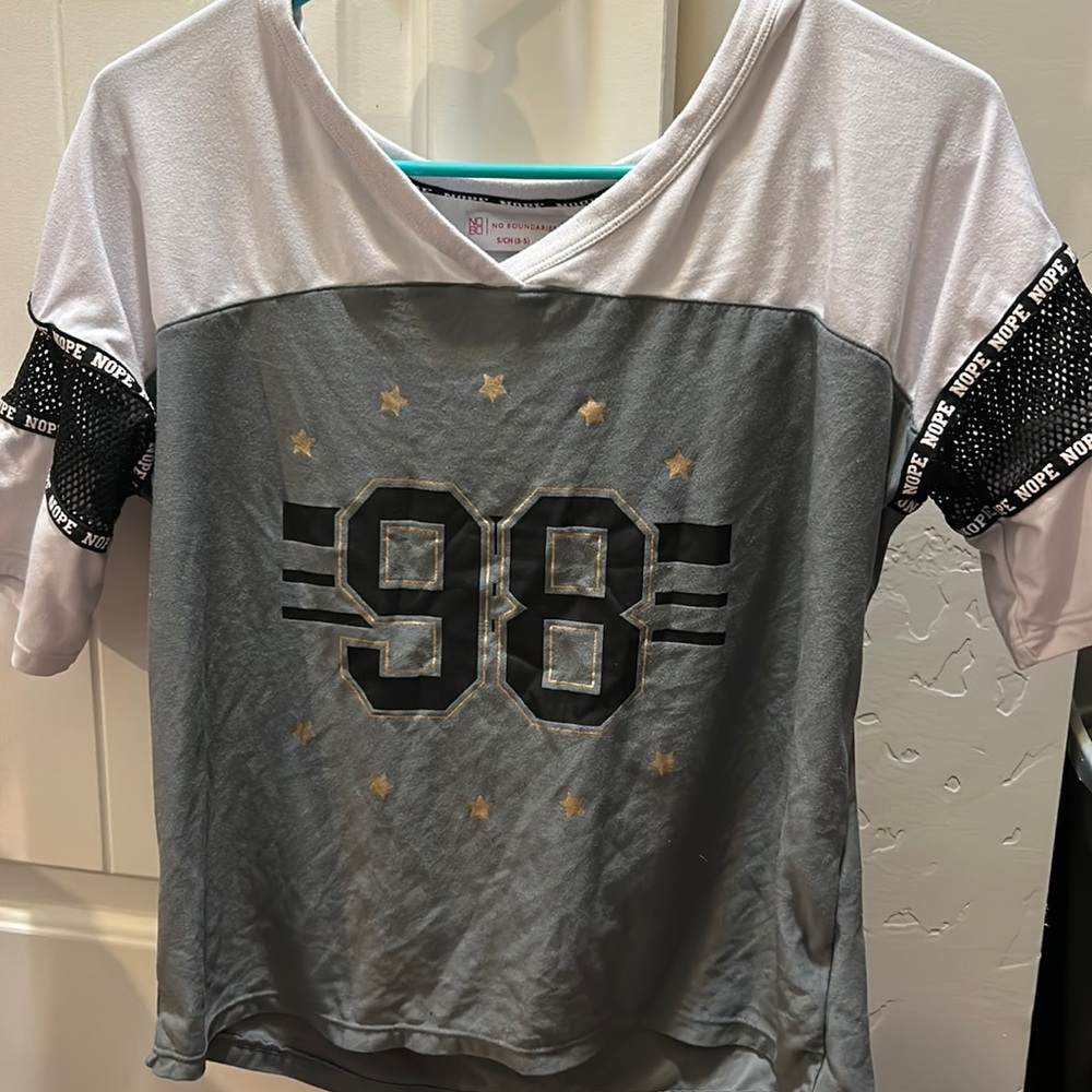 Graphic shirt with half sleeves are fishnet material